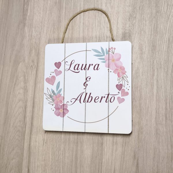 Tablero decorativo madera, colgante, personalizado, Corona flores y corazones rosas - Imagen 2