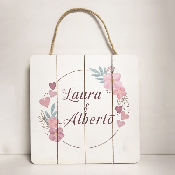 Tablero decorativo madera, colgante, personalizado, Corona flores y corazones rosas