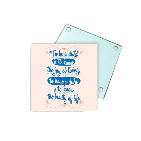 Posavasos de cristal, a child